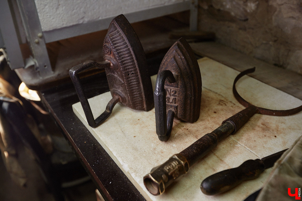 Скучаете по Золотым воротам? Мы тоже. Новый срок открытия памятника после реставрации — конец следующего года, однако фасадную сетку могут снять еще быстрее, процесс уже начался. На финишной дистанции важно запастись терпением и визуализировать знакомый образ всеми доступными способами. У художника-эмальера с мировым именем Елены Сахаровой-Староверовой целая серия работ, посвященных белокаменному памятнику. Любуемся вместе.