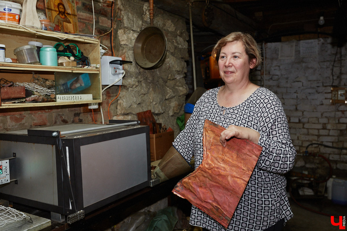 Скучаете по Золотым воротам? Мы тоже. Новый срок открытия памятника после реставрации — конец следующего года, однако фасадную сетку могут снять еще быстрее, процесс уже начался. На финишной дистанции важно запастись терпением и визуализировать знакомый образ всеми доступными способами. У художника-эмальера с мировым именем Елены Сахаровой-Староверовой целая серия работ, посвященных белокаменному памятнику. Любуемся вместе.