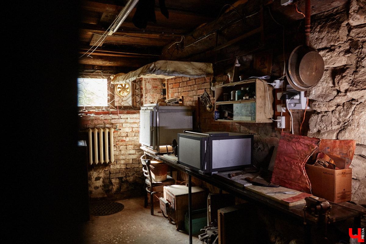 Скучаете по Золотым воротам? Мы тоже. Новый срок открытия памятника после реставрации — конец следующего года, однако фасадную сетку могут снять еще быстрее, процесс уже начался. На финишной дистанции важно запастись терпением и визуализировать знакомый образ всеми доступными способами. У художника-эмальера с мировым именем Елены Сахаровой-Староверовой целая серия работ, посвященных белокаменному памятнику. Любуемся вместе.