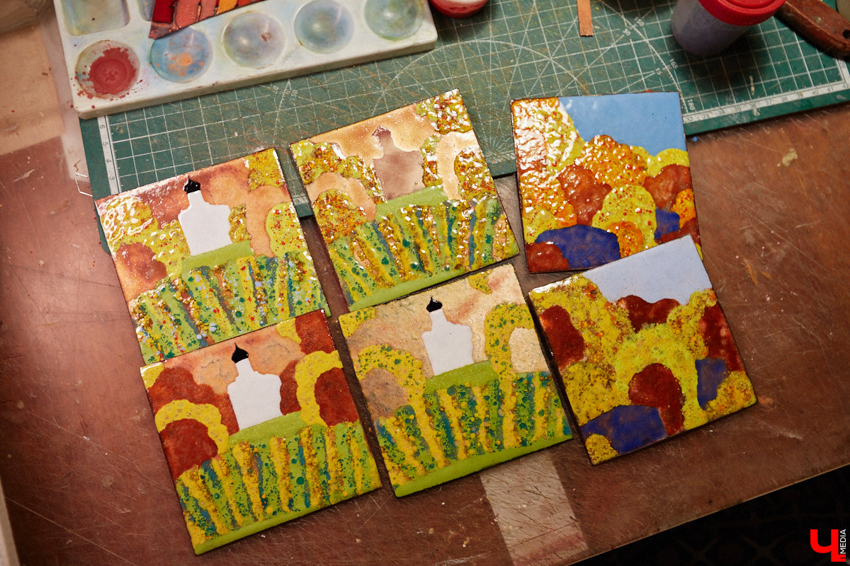 Скучаете по Золотым воротам? Мы тоже. Новый срок открытия памятника после реставрации — конец следующего года, однако фасадную сетку могут снять еще быстрее, процесс уже начался. На финишной дистанции важно запастись терпением и визуализировать знакомый образ всеми доступными способами. У художника-эмальера с мировым именем Елены Сахаровой-Староверовой целая серия работ, посвященных белокаменному памятнику. Любуемся вместе.