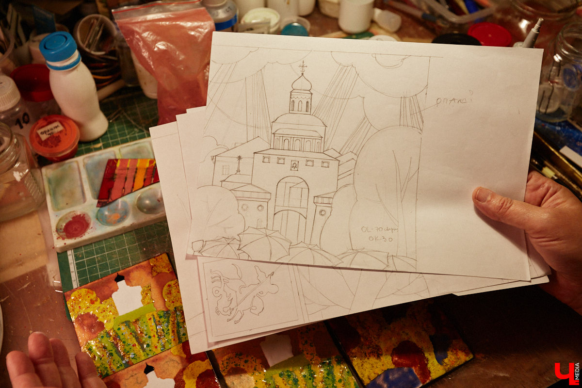 Скучаете по Золотым воротам? Мы тоже. Новый срок открытия памятника после реставрации — конец следующего года, однако фасадную сетку могут снять еще быстрее, процесс уже начался. На финишной дистанции важно запастись терпением и визуализировать знакомый образ всеми доступными способами. У художника-эмальера с мировым именем Елены Сахаровой-Староверовой целая серия работ, посвященных белокаменному памятнику. Любуемся вместе.