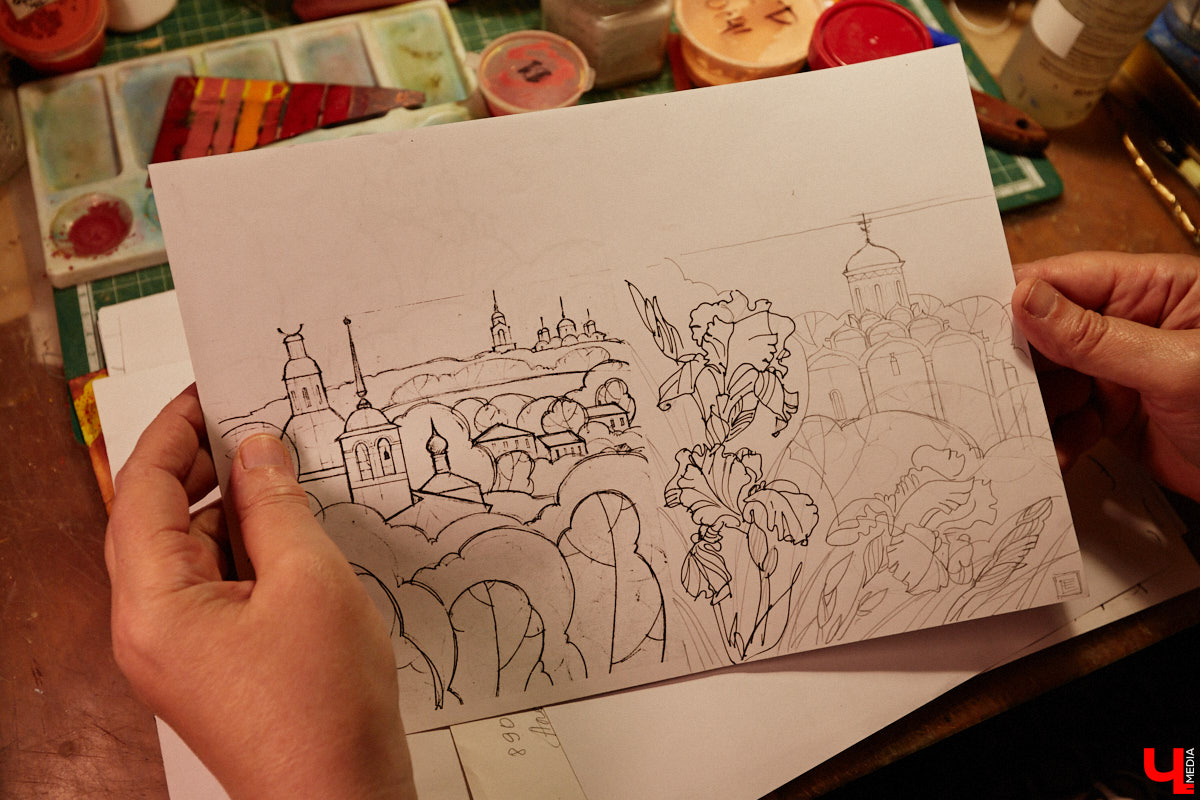 Скучаете по Золотым воротам? Мы тоже. Новый срок открытия памятника после реставрации — конец следующего года, однако фасадную сетку могут снять еще быстрее, процесс уже начался. На финишной дистанции важно запастись терпением и визуализировать знакомый образ всеми доступными способами. У художника-эмальера с мировым именем Елены Сахаровой-Староверовой целая серия работ, посвященных белокаменному памятнику. Любуемся вместе.