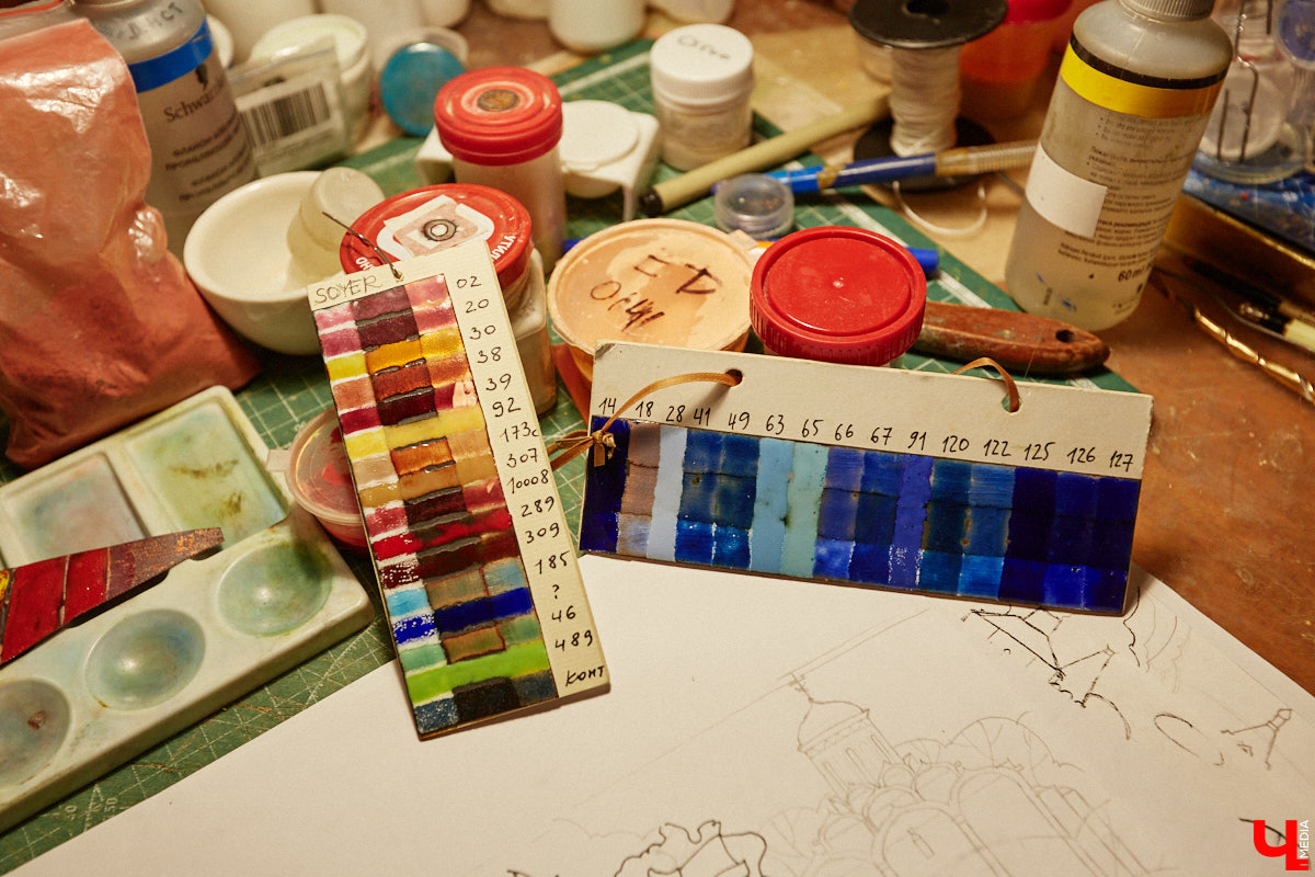 Скучаете по Золотым воротам? Мы тоже. Новый срок открытия памятника после реставрации — конец следующего года, однако фасадную сетку могут снять еще быстрее, процесс уже начался. На финишной дистанции важно запастись терпением и визуализировать знакомый образ всеми доступными способами. У художника-эмальера с мировым именем Елены Сахаровой-Староверовой целая серия работ, посвященных белокаменному памятнику. Любуемся вместе.