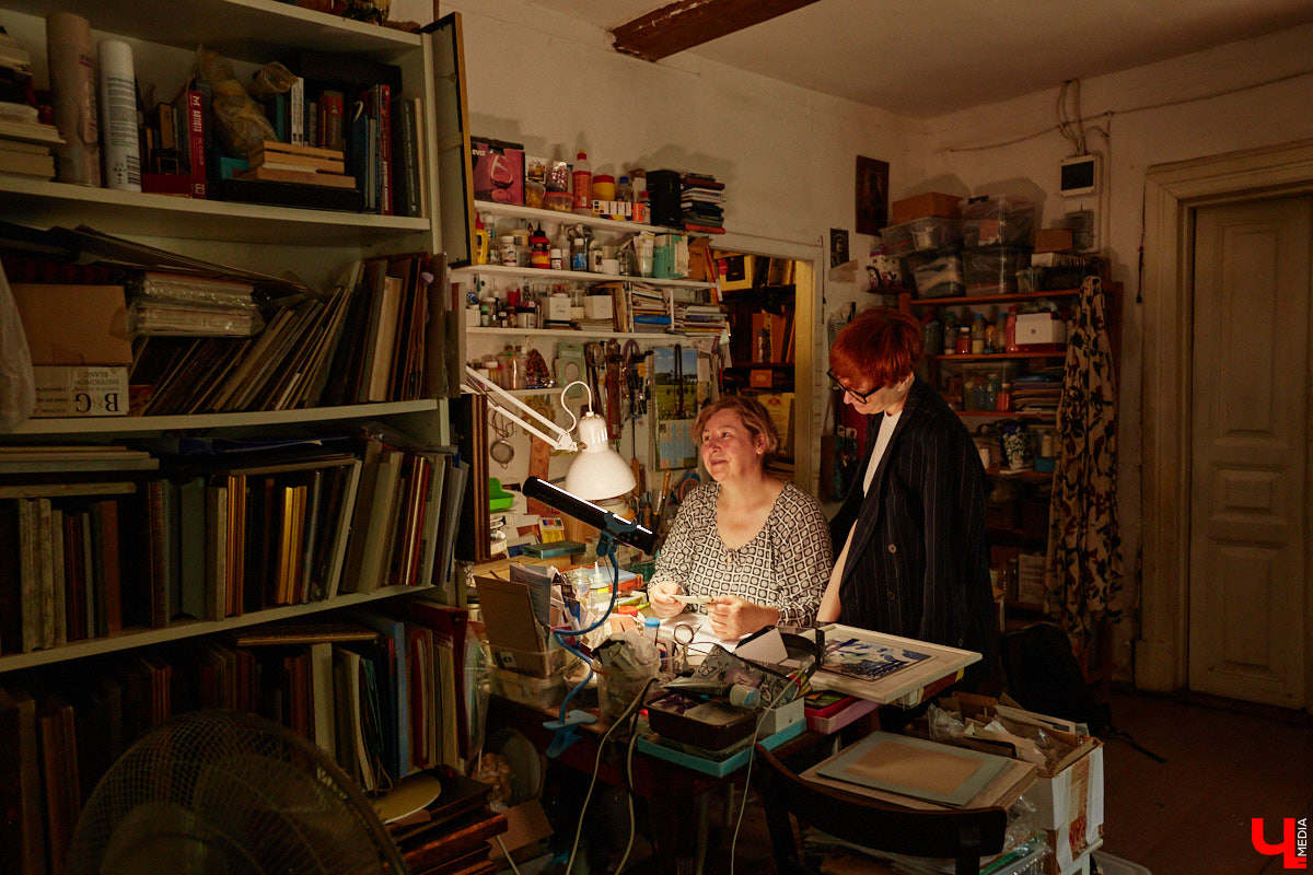 Скучаете по Золотым воротам? Мы тоже. Новый срок открытия памятника после реставрации — конец следующего года, однако фасадную сетку могут снять еще быстрее, процесс уже начался. На финишной дистанции важно запастись терпением и визуализировать знакомый образ всеми доступными способами. У художника-эмальера с мировым именем Елены Сахаровой-Староверовой целая серия работ, посвященных белокаменному памятнику. Любуемся вместе.