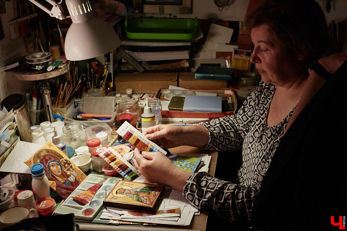 Скучаете по Золотым воротам? Мы тоже. Новый срок открытия памятника после реставрации — конец следующего года, однако фасадную сетку могут снять еще быстрее, процесс уже начался. На финишной дистанции важно запастись терпением и визуализировать знакомый образ всеми доступными способами. У художника-эмальера с мировым именем Елены Сахаровой-Староверовой целая серия работ, посвященных белокаменному памятнику. Любуемся вместе.