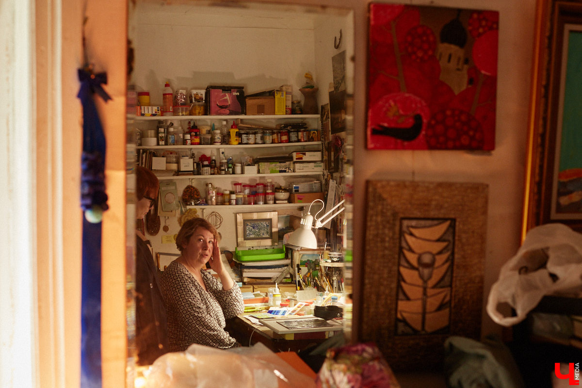 Скучаете по Золотым воротам? Мы тоже. Новый срок открытия памятника после реставрации — конец следующего года, однако фасадную сетку могут снять еще быстрее, процесс уже начался. На финишной дистанции важно запастись терпением и визуализировать знакомый образ всеми доступными способами. У художника-эмальера с мировым именем Елены Сахаровой-Староверовой целая серия работ, посвященных белокаменному памятнику. Любуемся вместе.