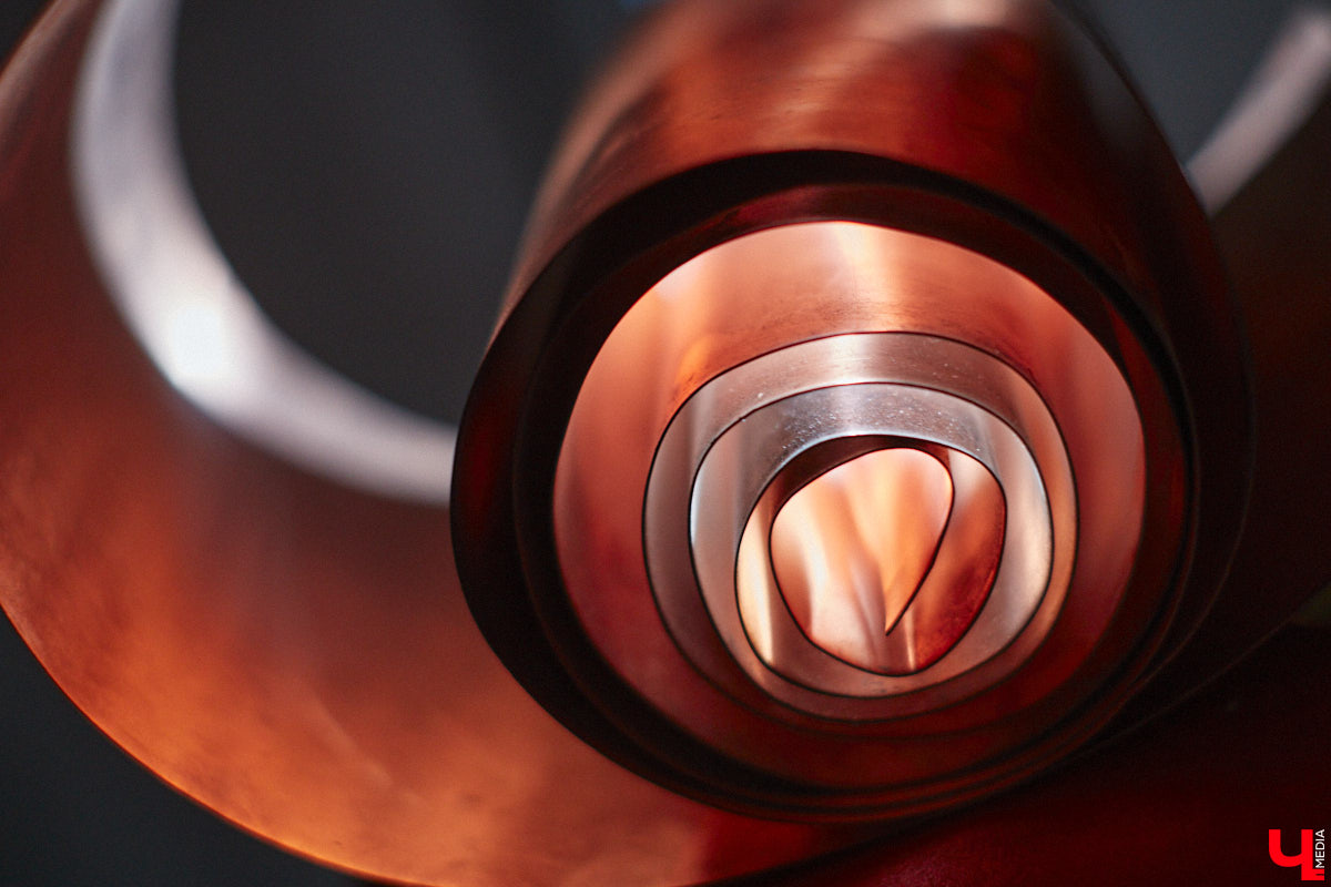 Скучаете по Золотым воротам? Мы тоже. Новый срок открытия памятника после реставрации — конец следующего года, однако фасадную сетку могут снять еще быстрее, процесс уже начался. На финишной дистанции важно запастись терпением и визуализировать знакомый образ всеми доступными способами. У художника-эмальера с мировым именем Елены Сахаровой-Староверовой целая серия работ, посвященных белокаменному памятнику. Любуемся вместе.