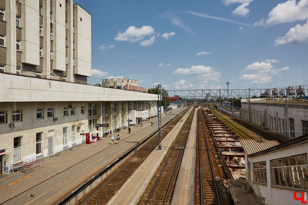 Легендарный «Буревестник» вновь помчится по маршруту от Москвы до Нижнего Новгорода и обратно. Новость о старте продаж билетов озвучила компания «Российские железные дороги». Первый двухэтажный поезд отправится в путь уже 3 декабря. В 33-м регионе фирменный состав будет делать лишь две остановки — во Владимире и Коврове в зависимости от времени рейса.
