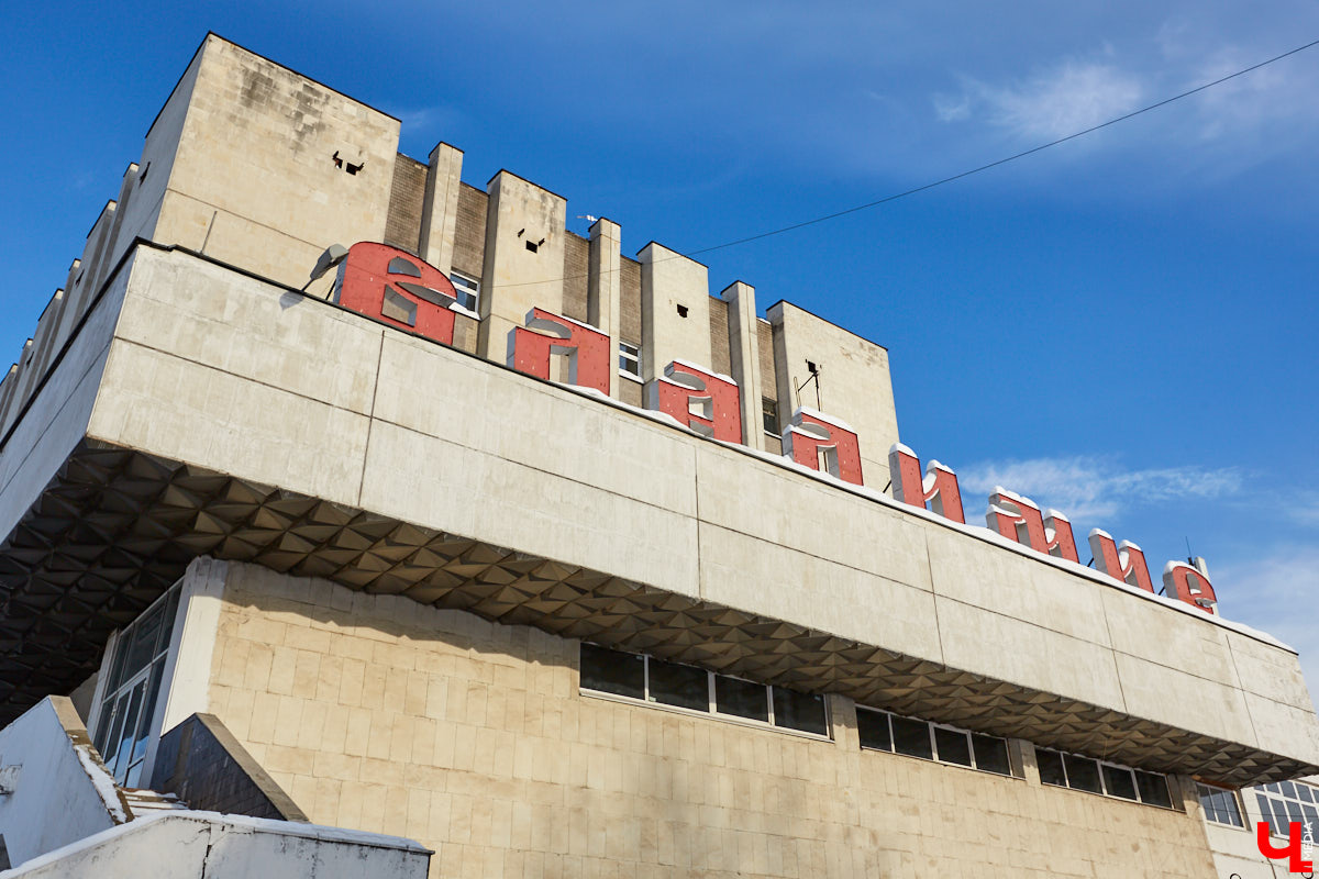 Легендарный «Буревестник» вновь помчится по маршруту от Москвы до Нижнего Новгорода и обратно. Новость о старте продаж билетов озвучила компания «Российские железные дороги». Первый двухэтажный поезд отправится в путь уже 3 декабря. В 33-м регионе фирменный состав будет делать лишь две остановки — во Владимире и Коврове в зависимости от времени рейса.