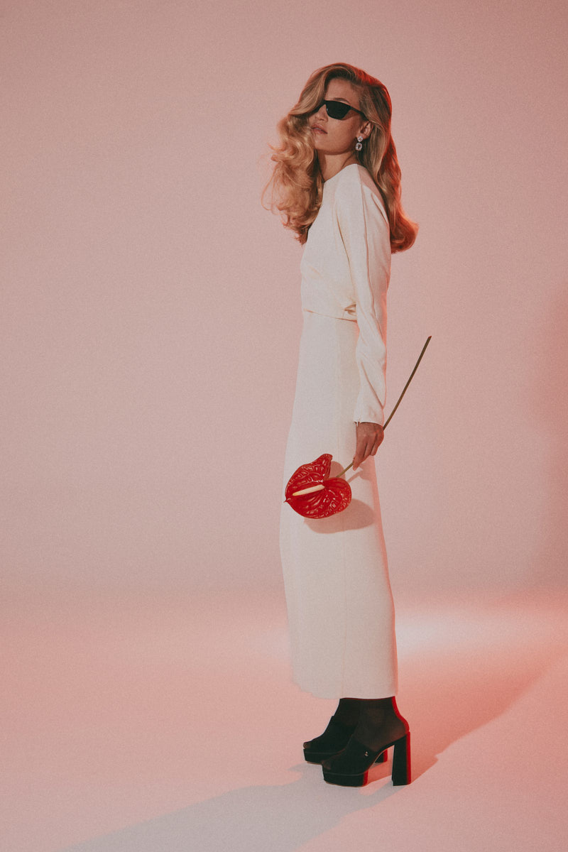 «Вам не нужно ничего знать. Вы все видите сами», — писал режиссер Дэвид Линч, великий мастер снов и метафор. Его уникальный визуальный язык стал основой для нового кампейна российского бренда, созданного дизайнером из Вязников. Саша Терехов представил кинематографичный лукбук осенне-зимней коллекции 2025/2026