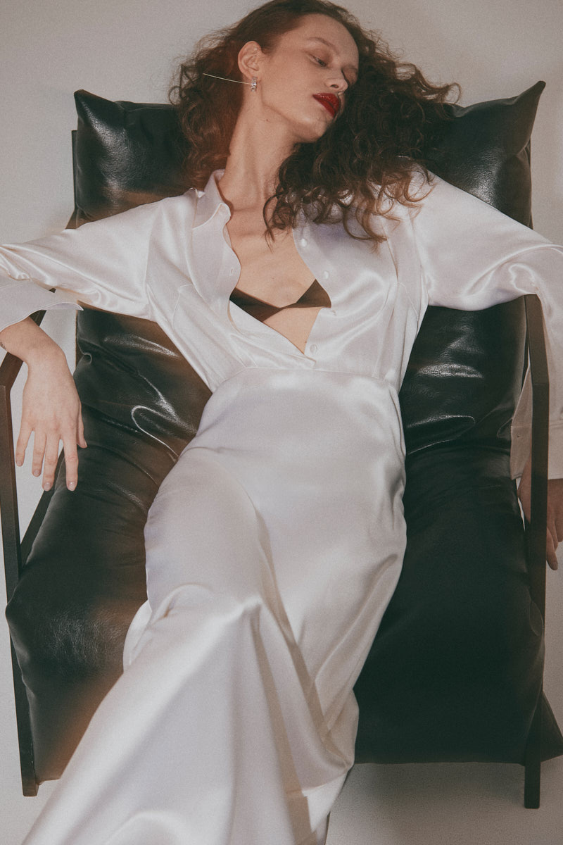 «Вам не нужно ничего знать. Вы все видите сами», — писал режиссер Дэвид Линч, великий мастер снов и метафор. Его уникальный визуальный язык стал основой для нового кампейна российского бренда, созданного дизайнером из Вязников. Саша Терехов представил кинематографичный лукбук осенне-зимней коллекции 2025/2026