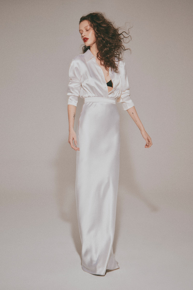 «Вам не нужно ничего знать. Вы все видите сами», — писал режиссер Дэвид Линч, великий мастер снов и метафор. Его уникальный визуальный язык стал основой для нового кампейна российского бренда, созданного дизайнером из Вязников. Саша Терехов представил кинематографичный лукбук осенне-зимней коллекции 2025/2026