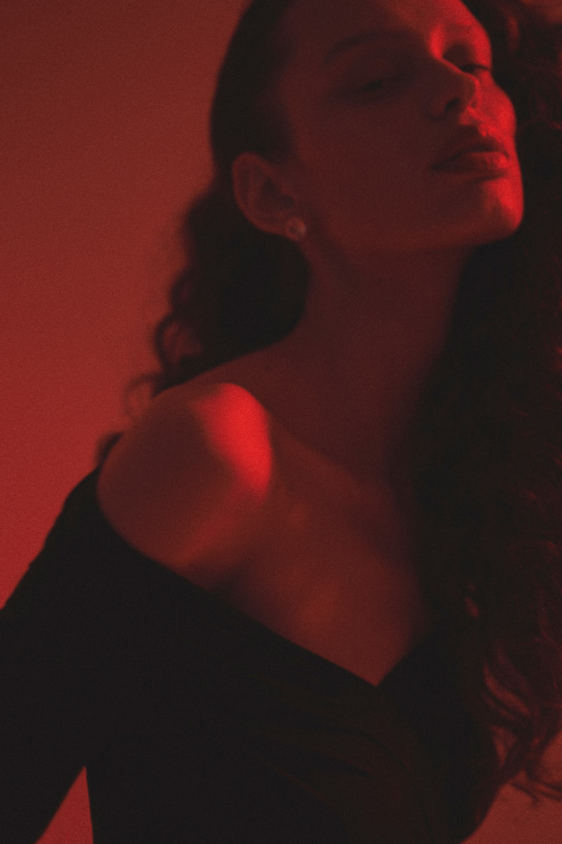 «Вам не нужно ничего знать. Вы все видите сами», — писал режиссер Дэвид Линч, великий мастер снов и метафор. Его уникальный визуальный язык стал основой для нового кампейна российского бренда, созданного дизайнером из Вязников. Саша Терехов представил кинематографичный лукбук осенне-зимней коллекции 2025/2026