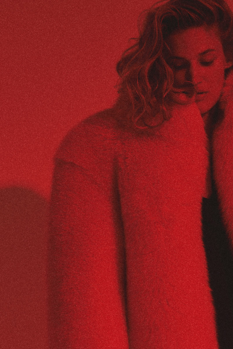 «Вам не нужно ничего знать. Вы все видите сами», — писал режиссер Дэвид Линч, великий мастер снов и метафор. Его уникальный визуальный язык стал основой для нового кампейна российского бренда, созданного дизайнером из Вязников. Саша Терехов представил кинематографичный лукбук осенне-зимней коллекции 2025/2026