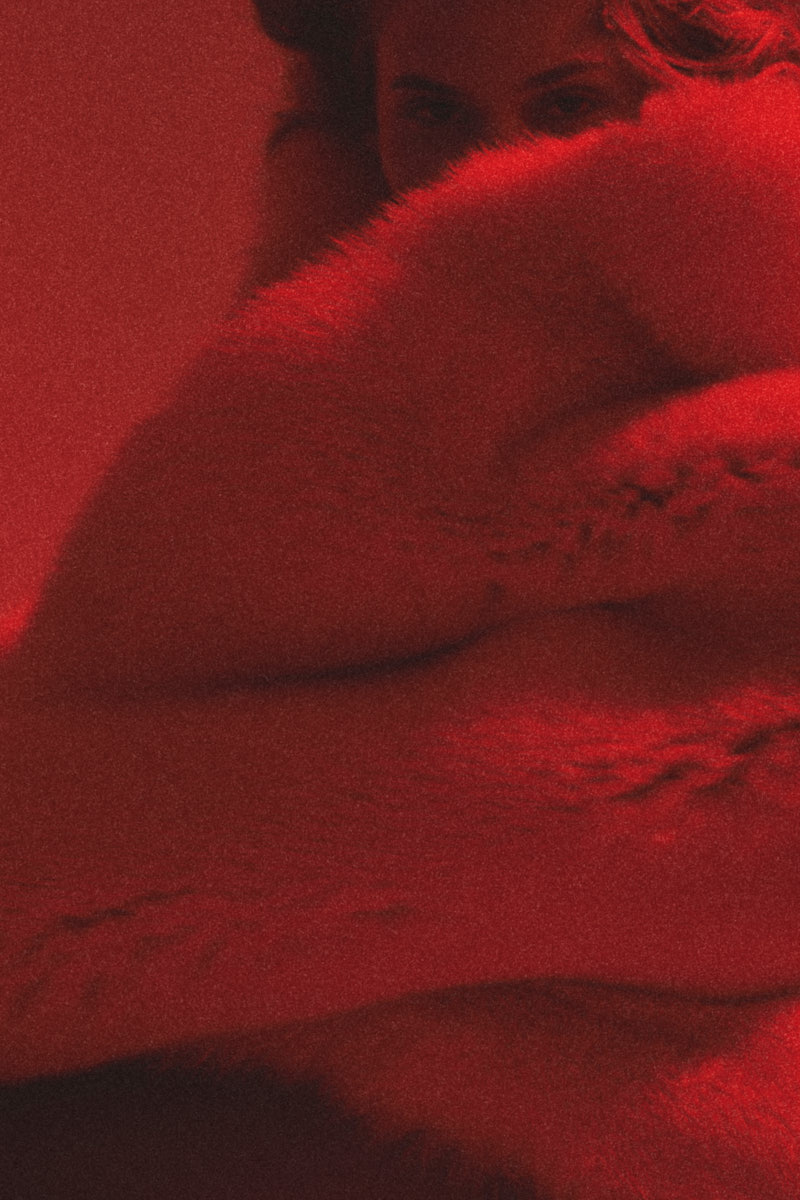 «Вам не нужно ничего знать. Вы все видите сами», — писал режиссер Дэвид Линч, великий мастер снов и метафор. Его уникальный визуальный язык стал основой для нового кампейна российского бренда, созданного дизайнером из Вязников. Саша Терехов представил кинематографичный лукбук осенне-зимней коллекции 2025/2026