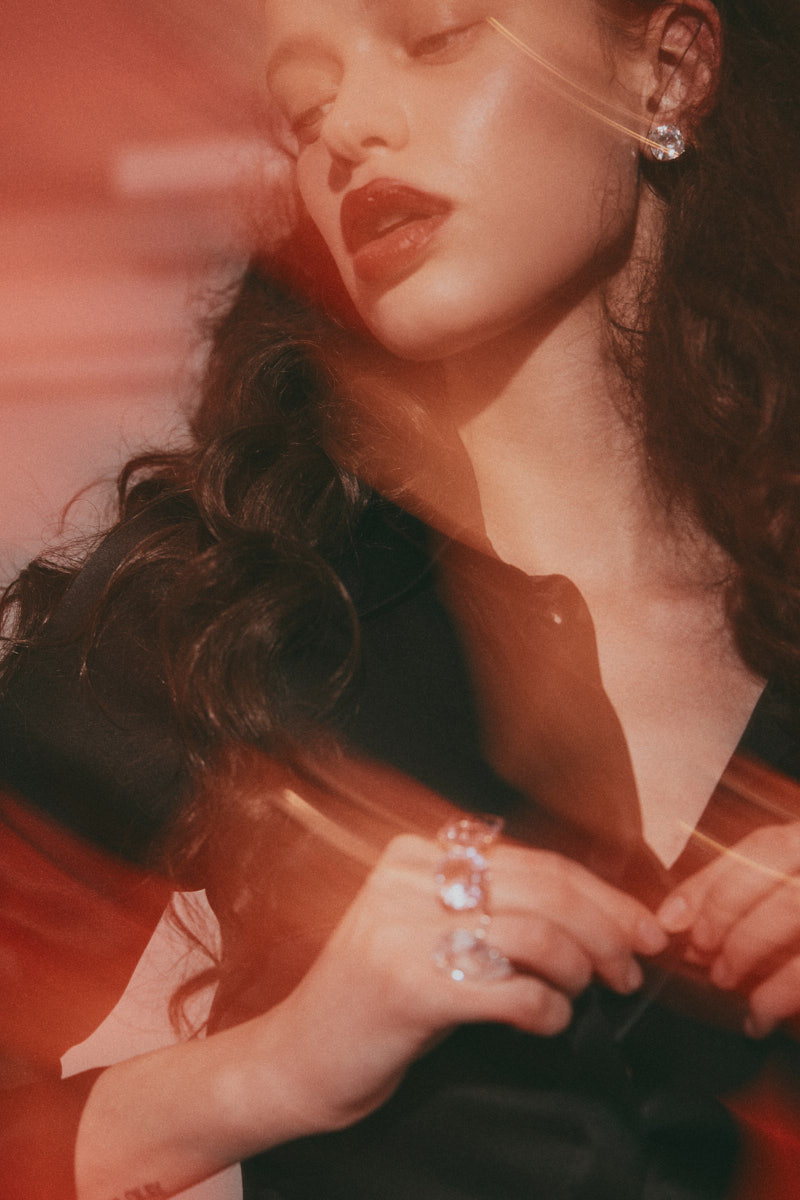 «Вам не нужно ничего знать. Вы все видите сами», — писал режиссер Дэвид Линч, великий мастер снов и метафор. Его уникальный визуальный язык стал основой для нового кампейна российского бренда, созданного дизайнером из Вязников. Саша Терехов представил кинематографичный лукбук осенне-зимней коллекции 2025/2026