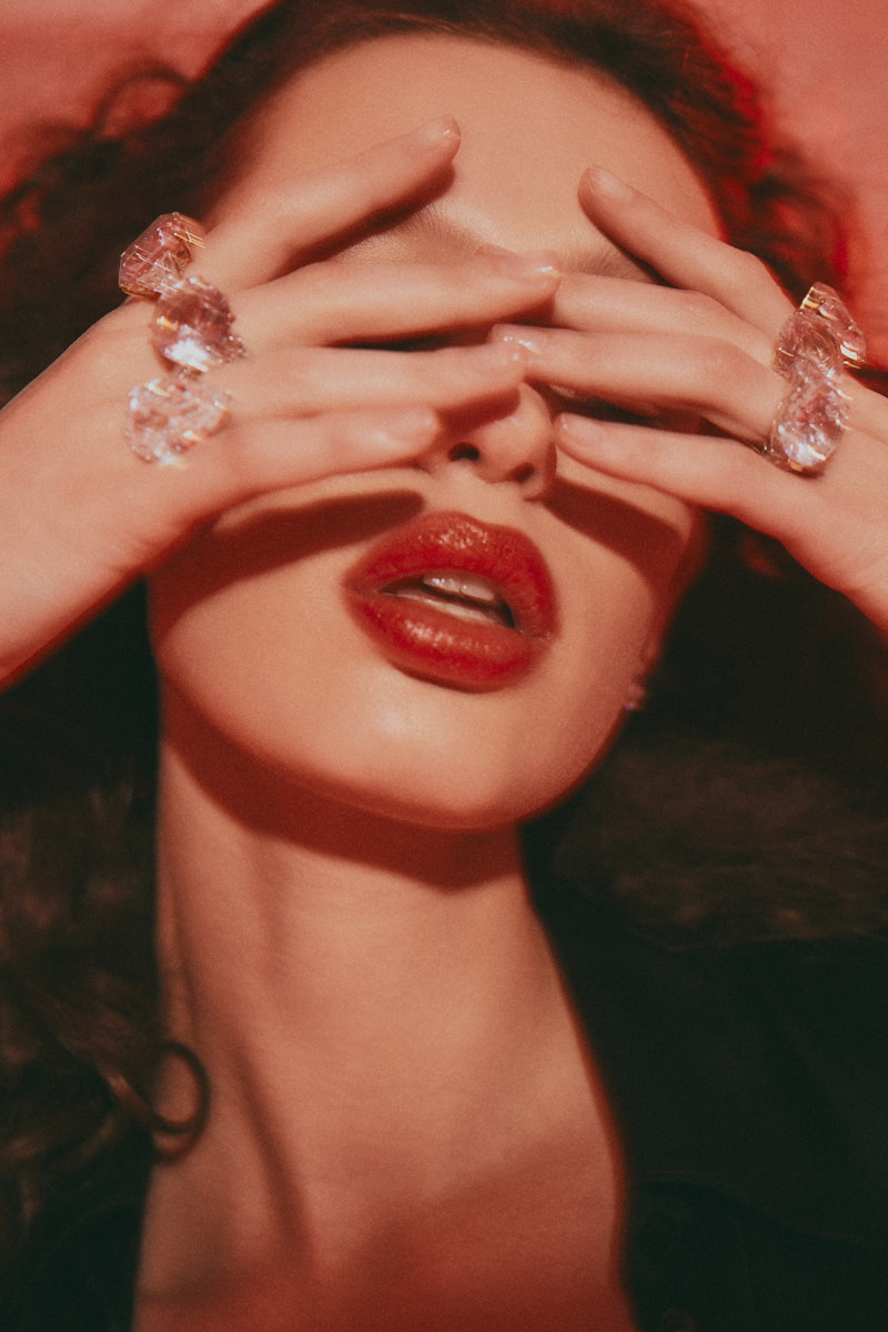 «Вам не нужно ничего знать. Вы все видите сами», — писал режиссер Дэвид Линч, великий мастер снов и метафор. Его уникальный визуальный язык стал основой для нового кампейна российского бренда, созданного дизайнером из Вязников. Саша Терехов представил кинематографичный лукбук осенне-зимней коллекции 2025/2026