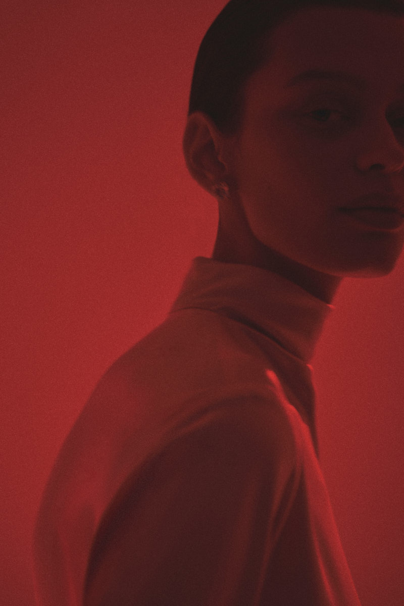 «Вам не нужно ничего знать. Вы все видите сами», — писал режиссер Дэвид Линч, великий мастер снов и метафор. Его уникальный визуальный язык стал основой для нового кампейна российского бренда, созданного дизайнером из Вязников. Саша Терехов представил кинематографичный лукбук осенне-зимней коллекции 2025/2026