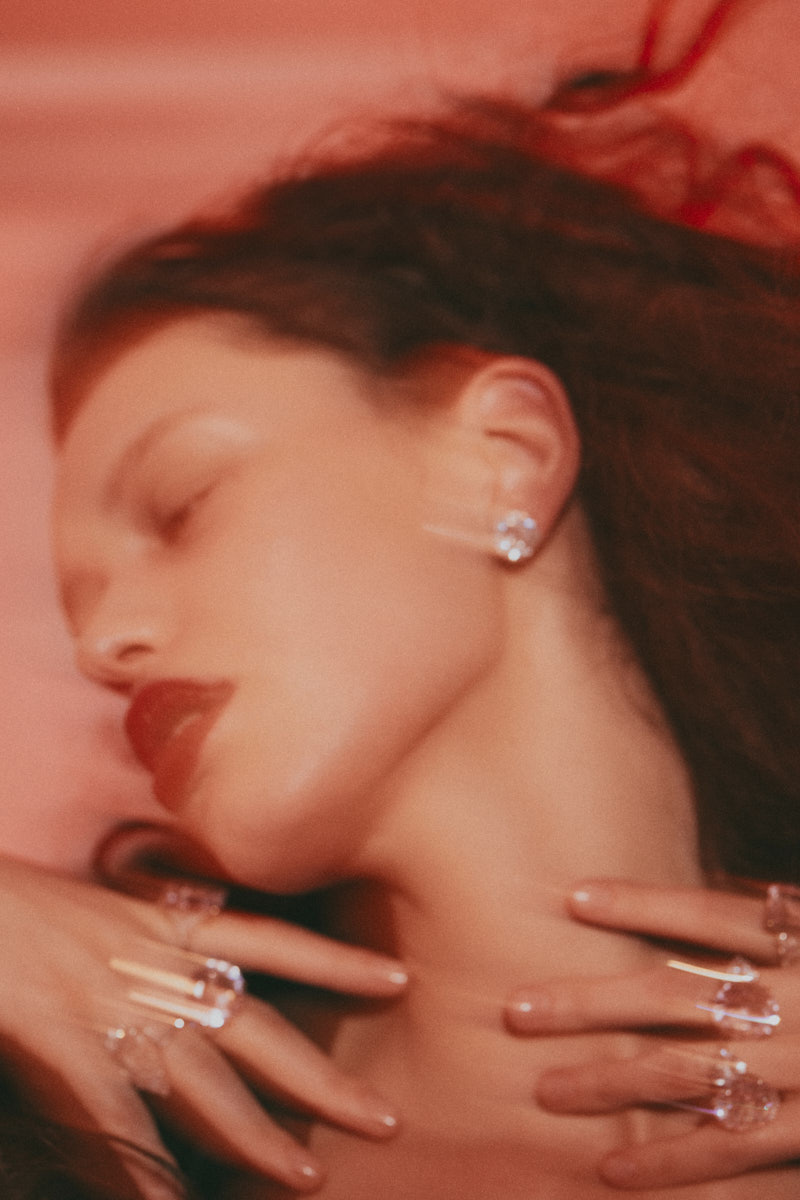 «Вам не нужно ничего знать. Вы все видите сами», — писал режиссер Дэвид Линч, великий мастер снов и метафор. Его уникальный визуальный язык стал основой для нового кампейна российского бренда, созданного дизайнером из Вязников. Саша Терехов представил кинематографичный лукбук осенне-зимней коллекции 2025/2026