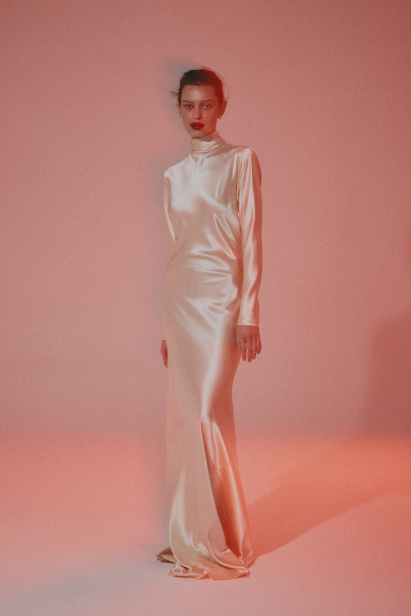 «Вам не нужно ничего знать. Вы все видите сами», — писал режиссер Дэвид Линч, великий мастер снов и метафор. Его уникальный визуальный язык стал основой для нового кампейна российского бренда, созданного дизайнером из Вязников. Саша Терехов представил кинематографичный лукбук осенне-зимней коллекции 2025/2026