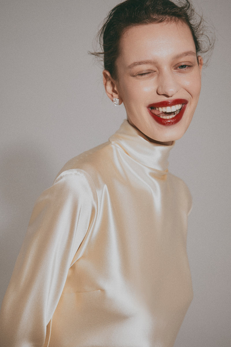 «Вам не нужно ничего знать. Вы все видите сами», — писал режиссер Дэвид Линч, великий мастер снов и метафор. Его уникальный визуальный язык стал основой для нового кампейна российского бренда, созданного дизайнером из Вязников. Саша Терехов представил кинематографичный лукбук осенне-зимней коллекции 2025/2026