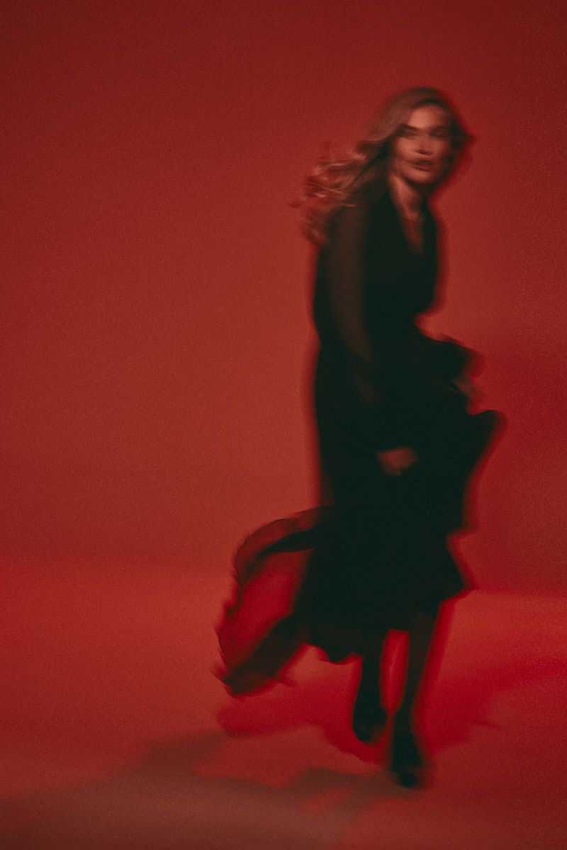 «Вам не нужно ничего знать. Вы все видите сами», — писал режиссер Дэвид Линч, великий мастер снов и метафор. Его уникальный визуальный язык стал основой для нового кампейна российского бренда, созданного дизайнером из Вязников. Саша Терехов представил кинематографичный лукбук осенне-зимней коллекции 2025/2026