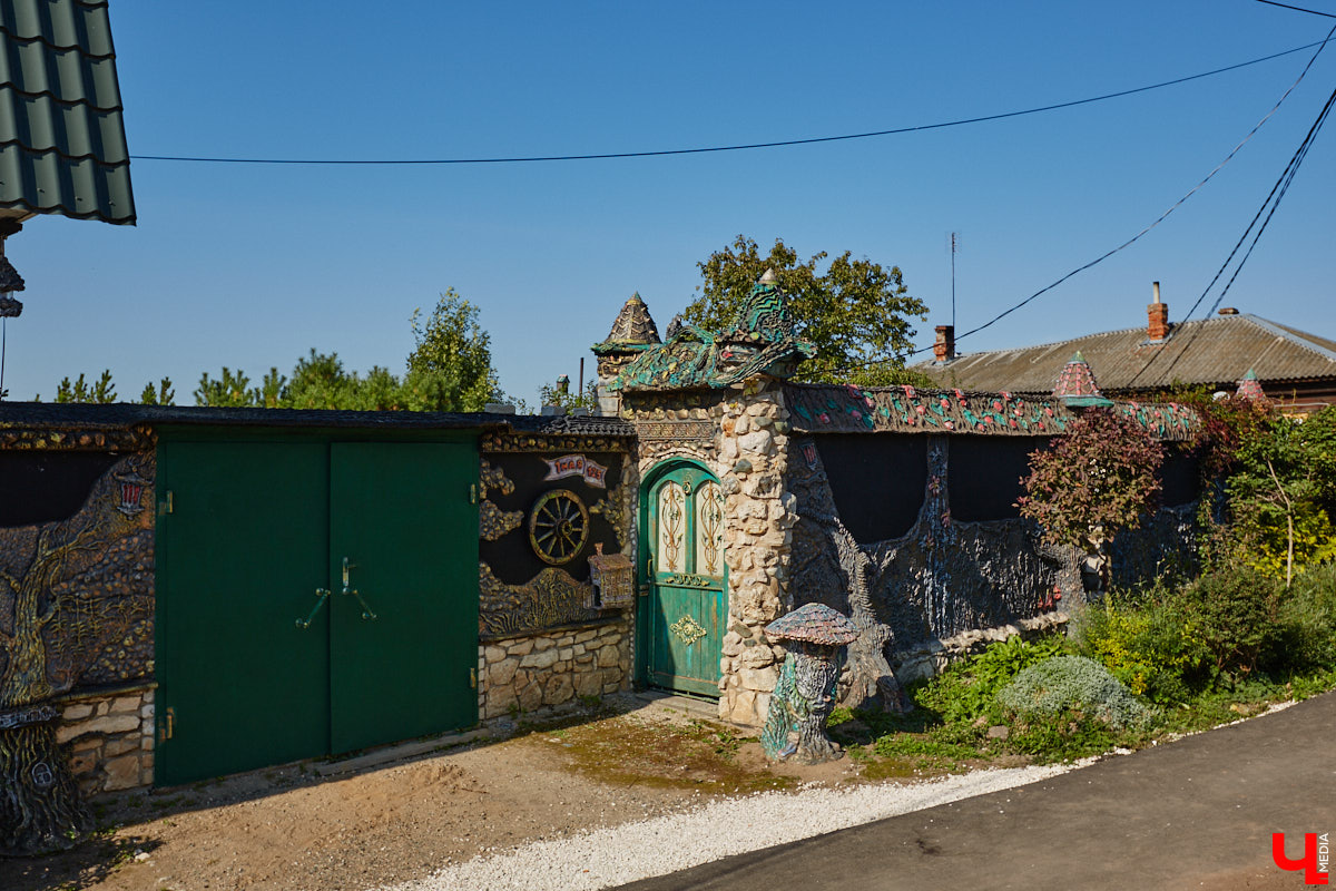 Чего только не       умеют человеческие руки! Подтверждение этому       — фантастический дом в       Юрьеве-Польском, который самостоятельно украсили мастерица Светлана Дракус и       ее       семья. Необычную постройку видно издалека, неудивительно, что она привлекает внимание как местных жителей, так и       туристов. «Ключ-Медиа» побывал в       сказочной крепости и       узнал у       хозяйки участка, откуда она черпает идеи и       как создает подобную красоту.