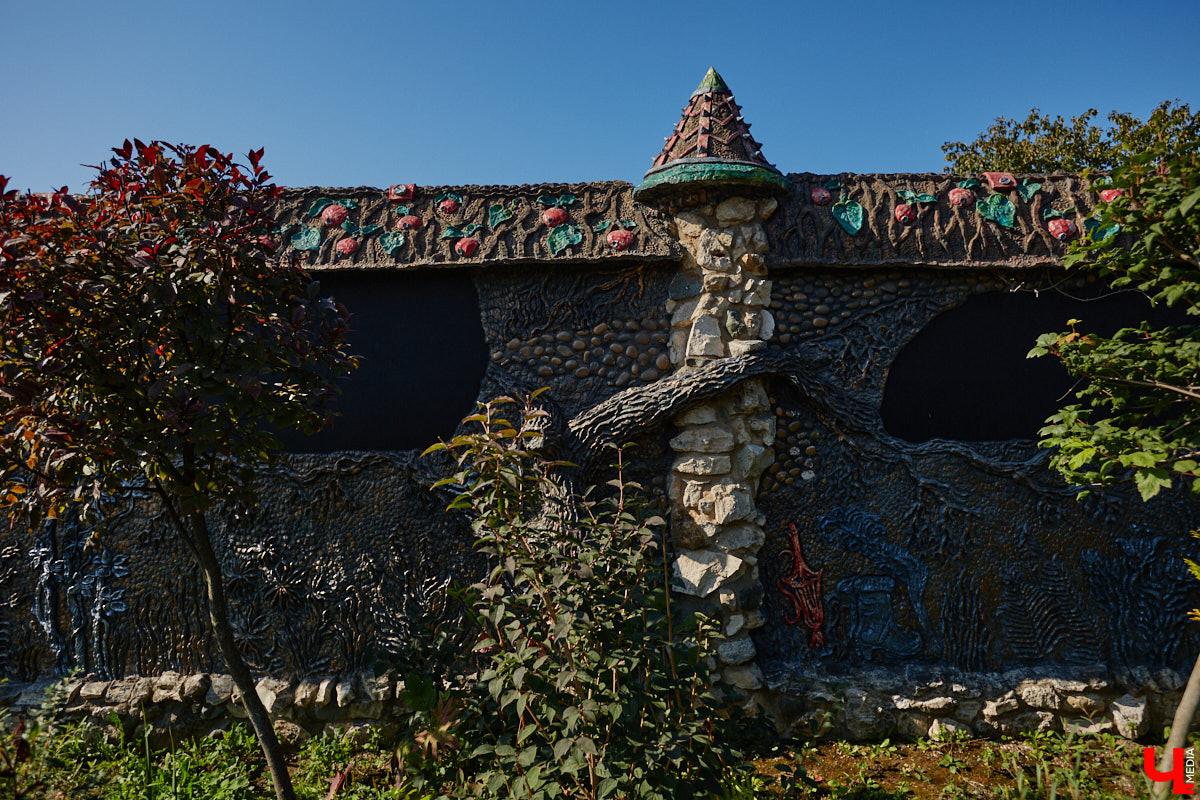 Чего только не       умеют человеческие руки! Подтверждение этому       — фантастический дом в       Юрьеве-Польском, который самостоятельно украсили мастерица Светлана Дракус и       ее       семья. Необычную постройку видно издалека, неудивительно, что она привлекает внимание как местных жителей, так и       туристов. «Ключ-Медиа» побывал в       сказочной крепости и       узнал у       хозяйки участка, откуда она черпает идеи и       как создает подобную красоту.