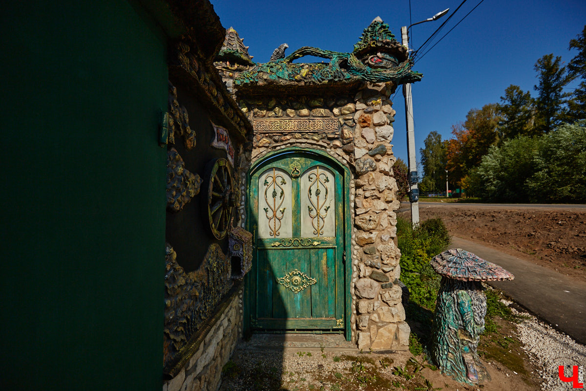 Чего только не       умеют человеческие руки! Подтверждение этому       — фантастический дом в       Юрьеве-Польском, который самостоятельно украсили мастерица Светлана Дракус и       ее       семья. Необычную постройку видно издалека, неудивительно, что она привлекает внимание как местных жителей, так и       туристов. «Ключ-Медиа» побывал в       сказочной крепости и       узнал у       хозяйки участка, откуда она черпает идеи и       как создает подобную красоту.