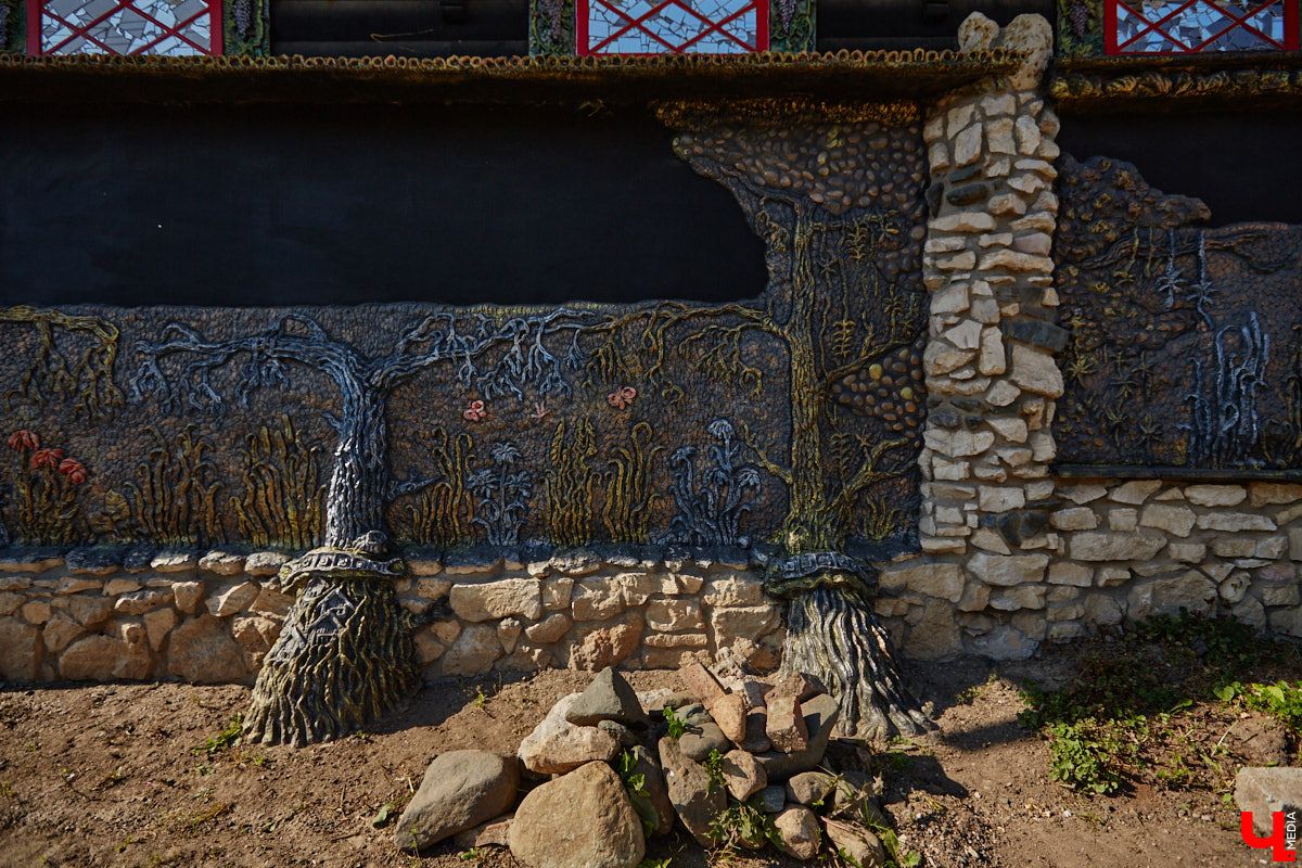 Чего только не       умеют человеческие руки! Подтверждение этому       — фантастический дом в       Юрьеве-Польском, который самостоятельно украсили мастерица Светлана Дракус и       ее       семья. Необычную постройку видно издалека, неудивительно, что она привлекает внимание как местных жителей, так и       туристов. «Ключ-Медиа» побывал в       сказочной крепости и       узнал у       хозяйки участка, откуда она черпает идеи и       как создает подобную красоту.