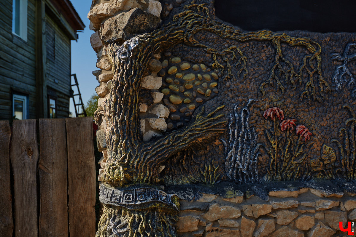 Чего только не       умеют человеческие руки! Подтверждение этому       — фантастический дом в       Юрьеве-Польском, который самостоятельно украсили мастерица Светлана Дракус и       ее       семья. Необычную постройку видно издалека, неудивительно, что она привлекает внимание как местных жителей, так и       туристов. «Ключ-Медиа» побывал в       сказочной крепости и       узнал у       хозяйки участка, откуда она черпает идеи и       как создает подобную красоту.