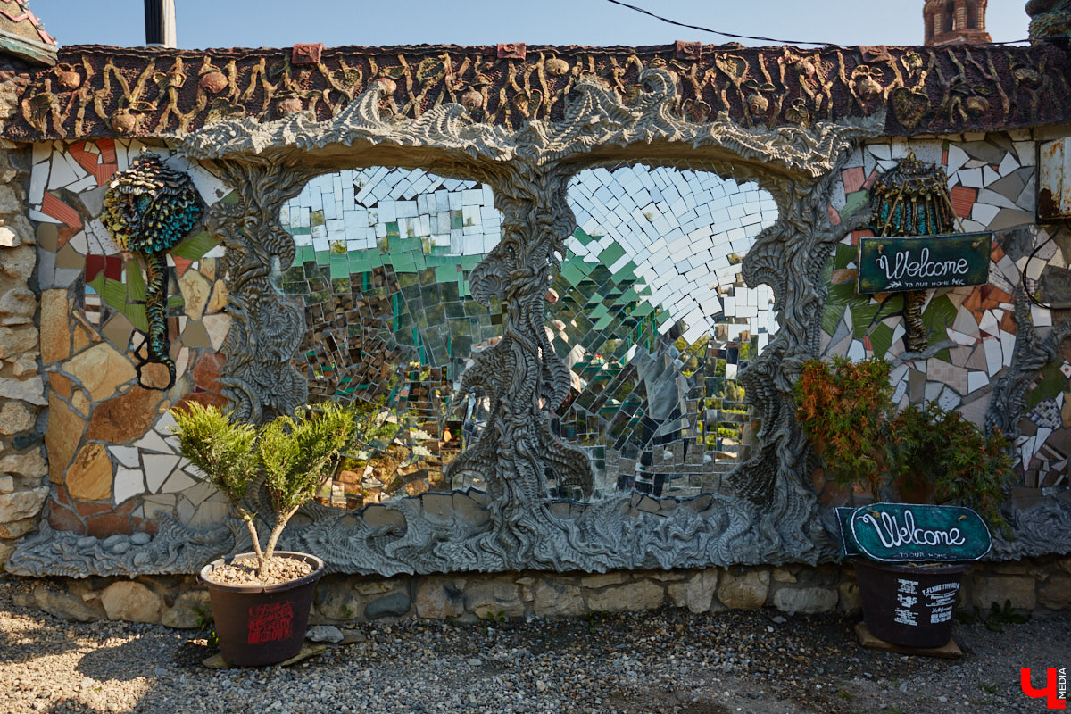 Чего только не       умеют человеческие руки! Подтверждение этому       — фантастический дом в       Юрьеве-Польском, который самостоятельно украсили мастерица Светлана Дракус и       ее       семья. Необычную постройку видно издалека, неудивительно, что она привлекает внимание как местных жителей, так и       туристов. «Ключ-Медиа» побывал в       сказочной крепости и       узнал у       хозяйки участка, откуда она черпает идеи и       как создает подобную красоту.