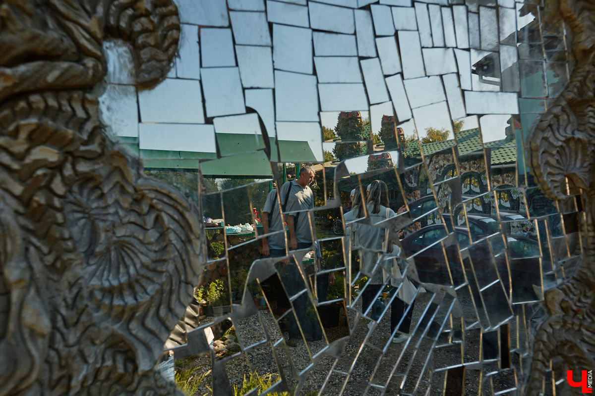 Чего только не       умеют человеческие руки! Подтверждение этому       — фантастический дом в       Юрьеве-Польском, который самостоятельно украсили мастерица Светлана Дракус и       ее       семья. Необычную постройку видно издалека, неудивительно, что она привлекает внимание как местных жителей, так и       туристов. «Ключ-Медиа» побывал в       сказочной крепости и       узнал у       хозяйки участка, откуда она черпает идеи и       как создает подобную красоту.