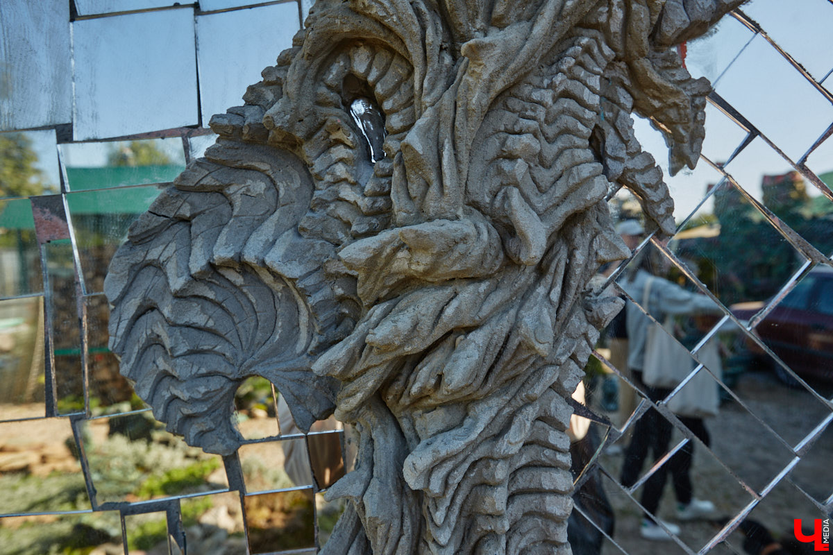 Чего только не       умеют человеческие руки! Подтверждение этому       — фантастический дом в       Юрьеве-Польском, который самостоятельно украсили мастерица Светлана Дракус и       ее       семья. Необычную постройку видно издалека, неудивительно, что она привлекает внимание как местных жителей, так и       туристов. «Ключ-Медиа» побывал в       сказочной крепости и       узнал у       хозяйки участка, откуда она черпает идеи и       как создает подобную красоту.