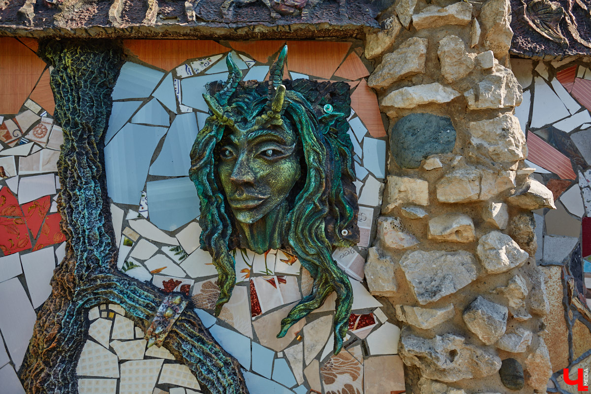 Чего только не       умеют человеческие руки! Подтверждение этому       — фантастический дом в       Юрьеве-Польском, который самостоятельно украсили мастерица Светлана Дракус и       ее       семья. Необычную постройку видно издалека, неудивительно, что она привлекает внимание как местных жителей, так и       туристов. «Ключ-Медиа» побывал в       сказочной крепости и       узнал у       хозяйки участка, откуда она черпает идеи и       как создает подобную красоту.