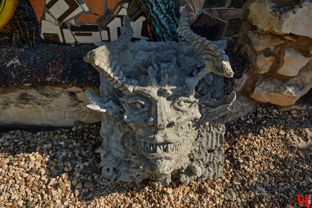 Чего только не       умеют человеческие руки! Подтверждение этому       — фантастический дом в       Юрьеве-Польском, который самостоятельно украсили мастерица Светлана Дракус и       ее       семья. Необычную постройку видно издалека, неудивительно, что она привлекает внимание как местных жителей, так и       туристов. «Ключ-Медиа» побывал в       сказочной крепости и       узнал у       хозяйки участка, откуда она черпает идеи и       как создает подобную красоту.