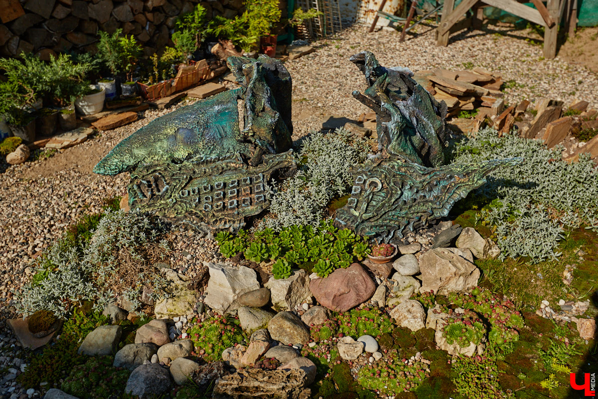 Чего только не       умеют человеческие руки! Подтверждение этому       — фантастический дом в       Юрьеве-Польском, который самостоятельно украсили мастерица Светлана Дракус и       ее       семья. Необычную постройку видно издалека, неудивительно, что она привлекает внимание как местных жителей, так и       туристов. «Ключ-Медиа» побывал в       сказочной крепости и       узнал у       хозяйки участка, откуда она черпает идеи и       как создает подобную красоту.