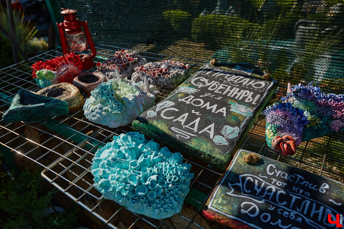 Чего только не       умеют человеческие руки! Подтверждение этому       — фантастический дом в       Юрьеве-Польском, который самостоятельно украсили мастерица Светлана Дракус и       ее       семья. Необычную постройку видно издалека, неудивительно, что она привлекает внимание как местных жителей, так и       туристов. «Ключ-Медиа» побывал в       сказочной крепости и       узнал у       хозяйки участка, откуда она черпает идеи и       как создает подобную красоту.