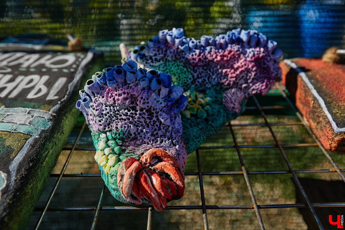 Чего только не       умеют человеческие руки! Подтверждение этому       — фантастический дом в       Юрьеве-Польском, который самостоятельно украсили мастерица Светлана Дракус и       ее       семья. Необычную постройку видно издалека, неудивительно, что она привлекает внимание как местных жителей, так и       туристов. «Ключ-Медиа» побывал в       сказочной крепости и       узнал у       хозяйки участка, откуда она черпает идеи и       как создает подобную красоту.