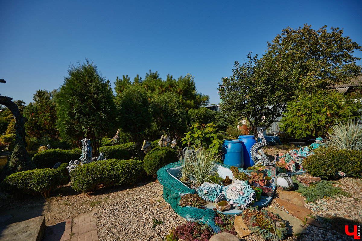 Чего только не       умеют человеческие руки! Подтверждение этому       — фантастический дом в       Юрьеве-Польском, который самостоятельно украсили мастерица Светлана Дракус и       ее       семья. Необычную постройку видно издалека, неудивительно, что она привлекает внимание как местных жителей, так и       туристов. «Ключ-Медиа» побывал в       сказочной крепости и       узнал у       хозяйки участка, откуда она черпает идеи и       как создает подобную красоту.