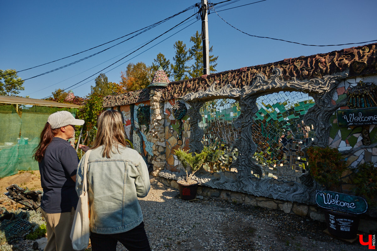 Чего только не       умеют человеческие руки! Подтверждение этому       — фантастический дом в       Юрьеве-Польском, который самостоятельно украсили мастерица Светлана Дракус и       ее       семья. Необычную постройку видно издалека, неудивительно, что она привлекает внимание как местных жителей, так и       туристов. «Ключ-Медиа» побывал в       сказочной крепости и       узнал у       хозяйки участка, откуда она черпает идеи и       как создает подобную красоту.