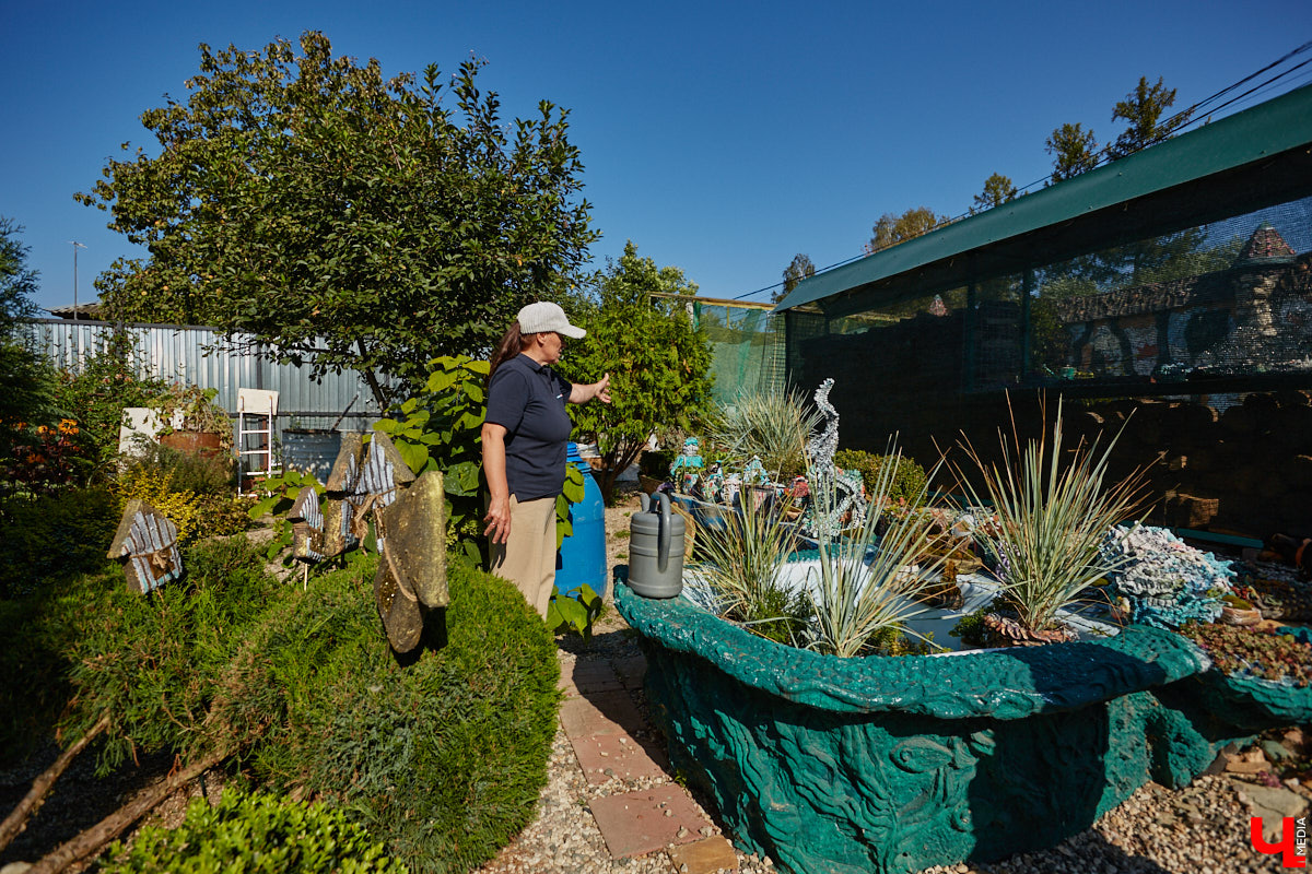 Чего только не       умеют человеческие руки! Подтверждение этому       — фантастический дом в       Юрьеве-Польском, который самостоятельно украсили мастерица Светлана Дракус и       ее       семья. Необычную постройку видно издалека, неудивительно, что она привлекает внимание как местных жителей, так и       туристов. «Ключ-Медиа» побывал в       сказочной крепости и       узнал у       хозяйки участка, откуда она черпает идеи и       как создает подобную красоту.