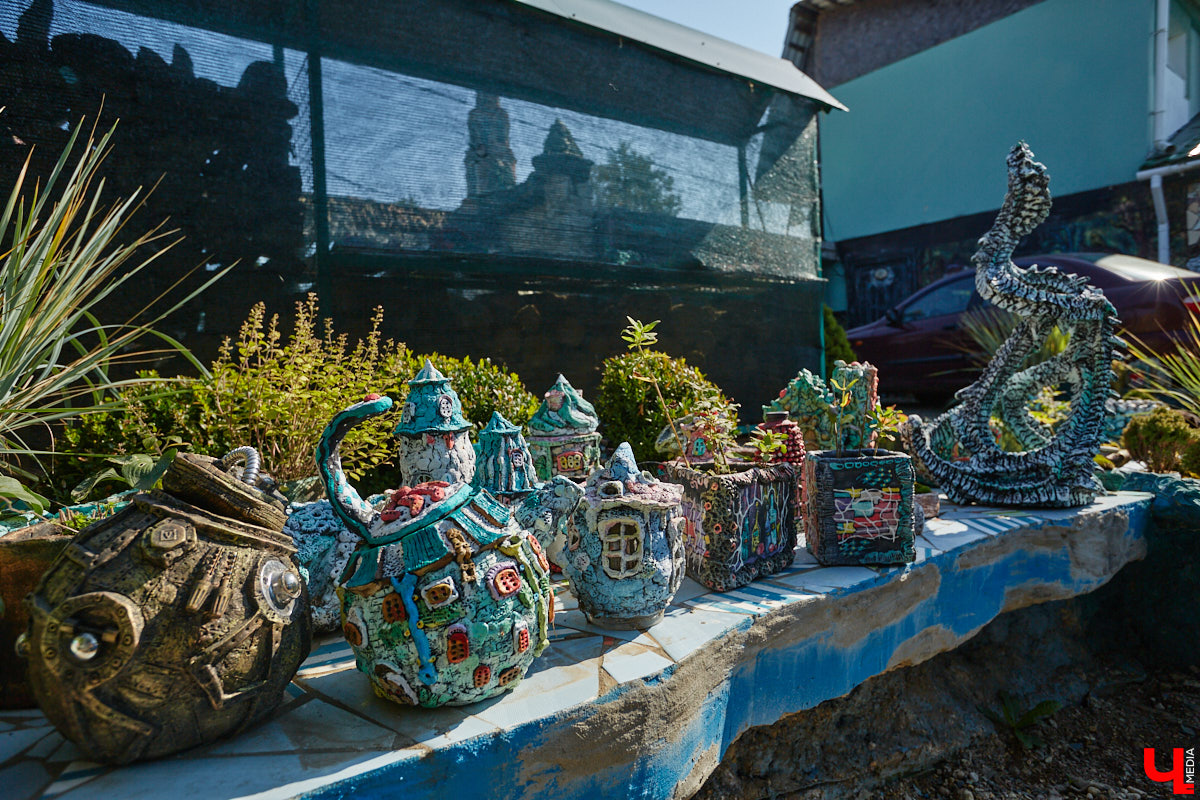 Чего только не       умеют человеческие руки! Подтверждение этому       — фантастический дом в       Юрьеве-Польском, который самостоятельно украсили мастерица Светлана Дракус и       ее       семья. Необычную постройку видно издалека, неудивительно, что она привлекает внимание как местных жителей, так и       туристов. «Ключ-Медиа» побывал в       сказочной крепости и       узнал у       хозяйки участка, откуда она черпает идеи и       как создает подобную красоту.