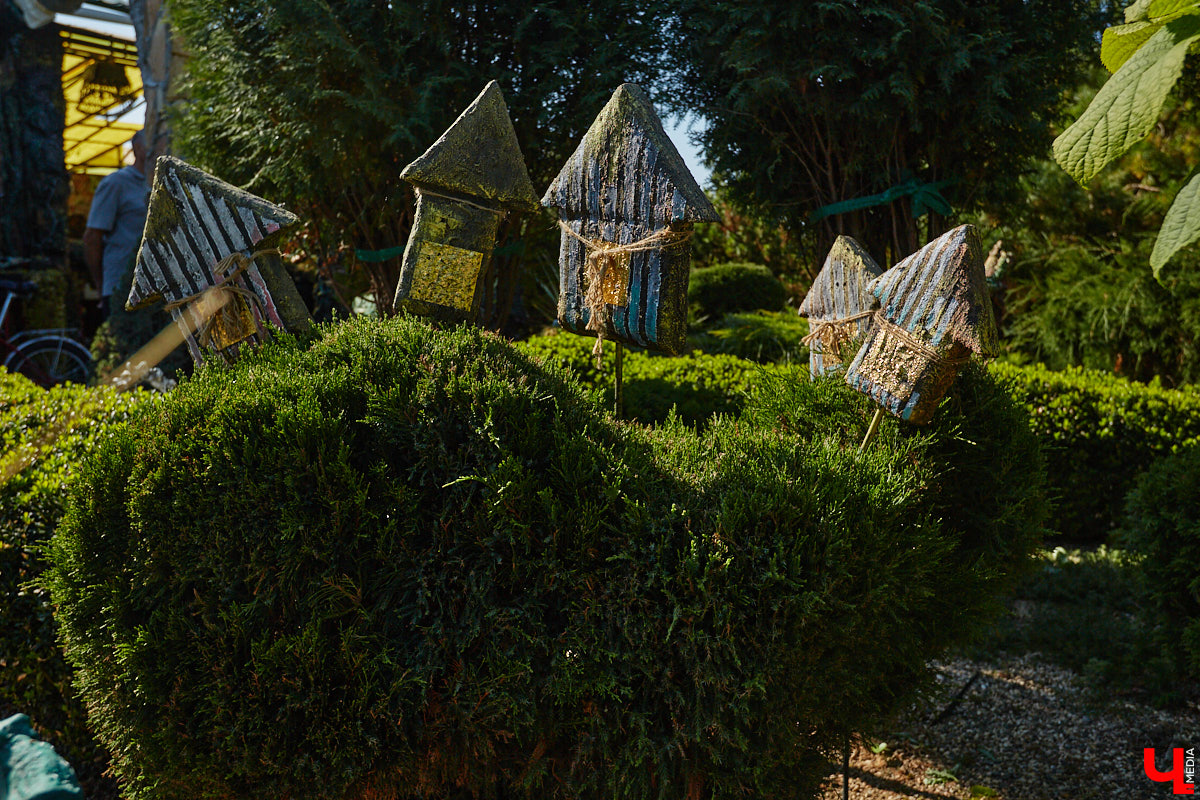 Чего только не       умеют человеческие руки! Подтверждение этому       — фантастический дом в       Юрьеве-Польском, который самостоятельно украсили мастерица Светлана Дракус и       ее       семья. Необычную постройку видно издалека, неудивительно, что она привлекает внимание как местных жителей, так и       туристов. «Ключ-Медиа» побывал в       сказочной крепости и       узнал у       хозяйки участка, откуда она черпает идеи и       как создает подобную красоту.