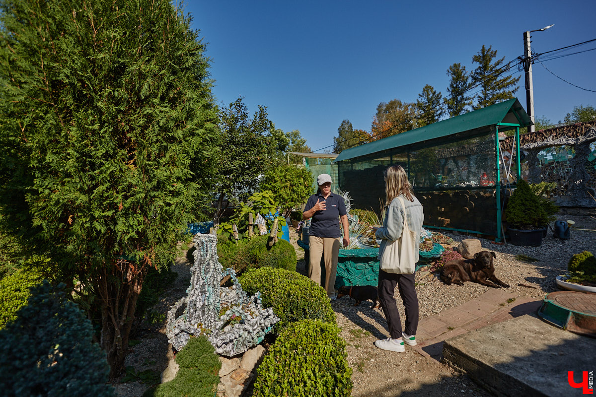 Чего только не       умеют человеческие руки! Подтверждение этому       — фантастический дом в       Юрьеве-Польском, который самостоятельно украсили мастерица Светлана Дракус и       ее       семья. Необычную постройку видно издалека, неудивительно, что она привлекает внимание как местных жителей, так и       туристов. «Ключ-Медиа» побывал в       сказочной крепости и       узнал у       хозяйки участка, откуда она черпает идеи и       как создает подобную красоту.