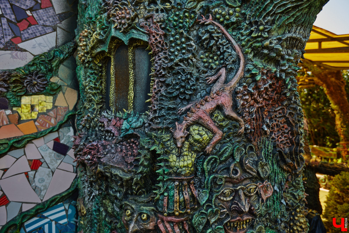 Чего только не       умеют человеческие руки! Подтверждение этому       — фантастический дом в       Юрьеве-Польском, который самостоятельно украсили мастерица Светлана Дракус и       ее       семья. Необычную постройку видно издалека, неудивительно, что она привлекает внимание как местных жителей, так и       туристов. «Ключ-Медиа» побывал в       сказочной крепости и       узнал у       хозяйки участка, откуда она черпает идеи и       как создает подобную красоту.