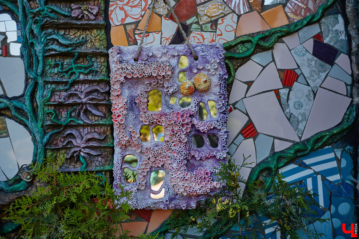 Чего только не       умеют человеческие руки! Подтверждение этому       — фантастический дом в       Юрьеве-Польском, который самостоятельно украсили мастерица Светлана Дракус и       ее       семья. Необычную постройку видно издалека, неудивительно, что она привлекает внимание как местных жителей, так и       туристов. «Ключ-Медиа» побывал в       сказочной крепости и       узнал у       хозяйки участка, откуда она черпает идеи и       как создает подобную красоту.