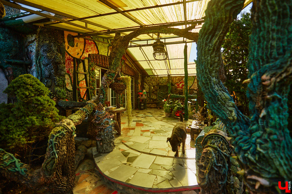 Чего только не       умеют человеческие руки! Подтверждение этому       — фантастический дом в       Юрьеве-Польском, который самостоятельно украсили мастерица Светлана Дракус и       ее       семья. Необычную постройку видно издалека, неудивительно, что она привлекает внимание как местных жителей, так и       туристов. «Ключ-Медиа» побывал в       сказочной крепости и       узнал у       хозяйки участка, откуда она черпает идеи и       как создает подобную красоту.