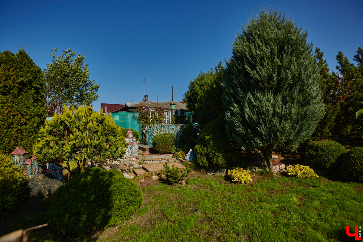 Чего только не       умеют человеческие руки! Подтверждение этому       — фантастический дом в       Юрьеве-Польском, который самостоятельно украсили мастерица Светлана Дракус и       ее       семья. Необычную постройку видно издалека, неудивительно, что она привлекает внимание как местных жителей, так и       туристов. «Ключ-Медиа» побывал в       сказочной крепости и       узнал у       хозяйки участка, откуда она черпает идеи и       как создает подобную красоту.