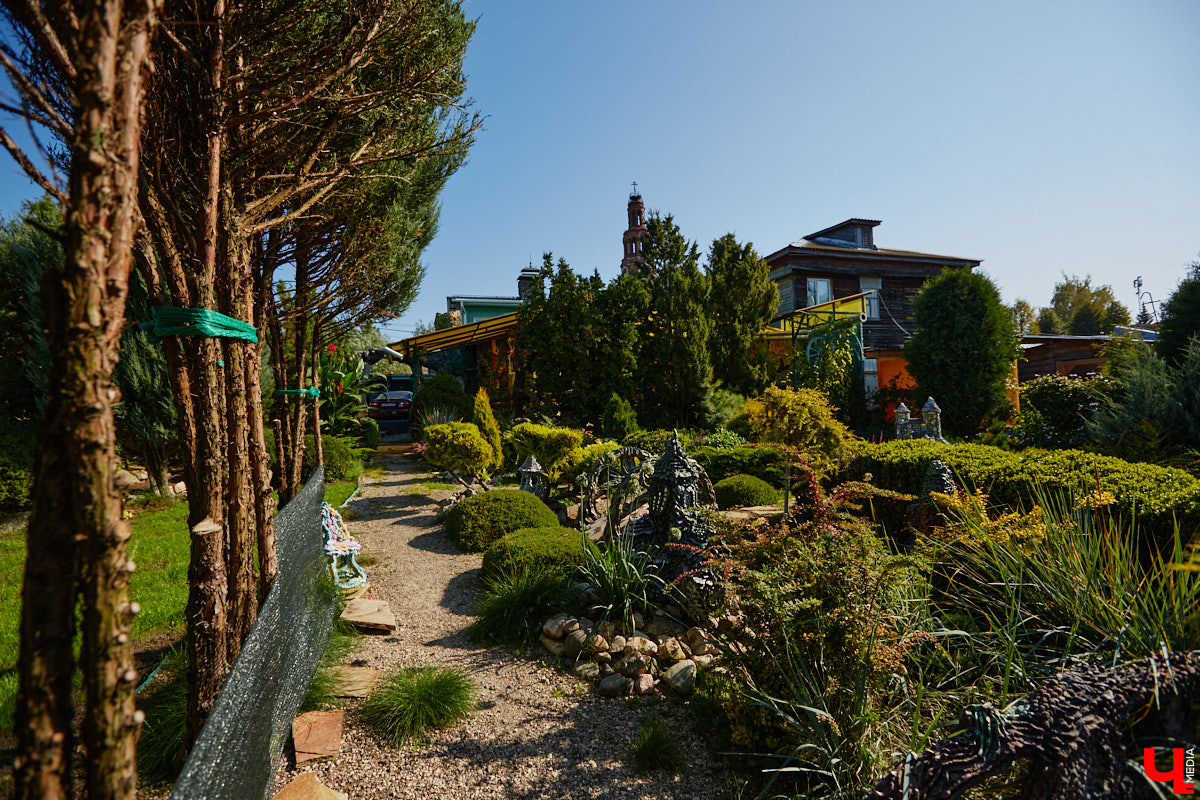 Чего только не       умеют человеческие руки! Подтверждение этому       — фантастический дом в       Юрьеве-Польском, который самостоятельно украсили мастерица Светлана Дракус и       ее       семья. Необычную постройку видно издалека, неудивительно, что она привлекает внимание как местных жителей, так и       туристов. «Ключ-Медиа» побывал в       сказочной крепости и       узнал у       хозяйки участка, откуда она черпает идеи и       как создает подобную красоту.